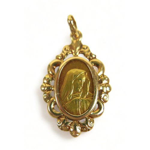 207 - An 18ct pendant 1.9 grams 25mm by 12mm, a gilt brooch and a gilt mounted cameo brooch, both4.4 grams