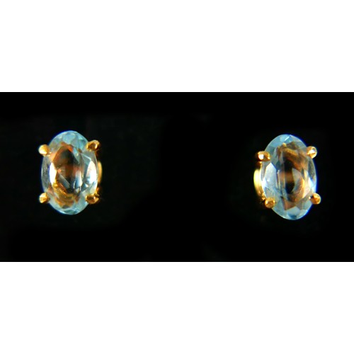 338 - A contemporary 18ct yellow aquamarine gold designer ring and stud earring set, ring size N/O, head s... 