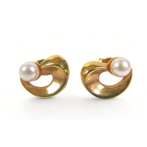 176 - A group of three pieces of 9ct yellow gold jewellery and a pair of 8ct yellow gold pearl earrings, t... 