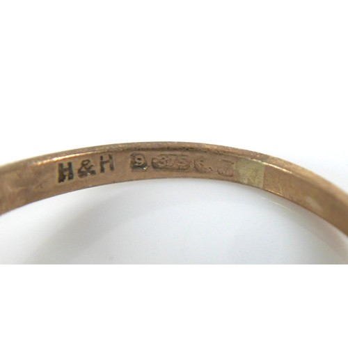 217 - A group of 9ct yellow gold rings, comprising a signet ring, 11mm at widest, size R, a wedding band w... 