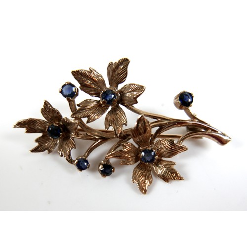 264 - A small group of 9ct gold jewellery, comprising a sapphire set floral spray brooch, a tie pin, a cam... 