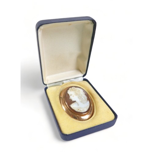 232 - A 9ct mounted cameo brooch, 40 by 10 by 50mm, 11.8.