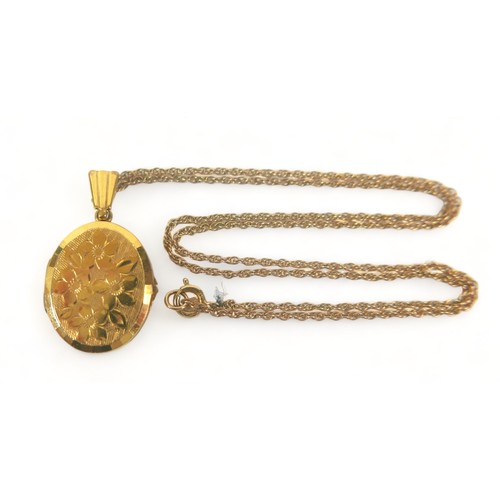 224 - A 9ct gold oval photo locket, 20mm, on a 9ct gold trace link chain, 41cm long, 5.3g total gross weig... 