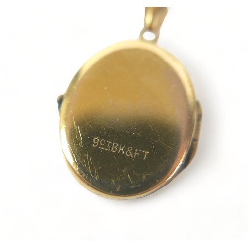 224 - A 9ct gold oval photo locket, 20mm, on a 9ct gold trace link chain, 41cm long, 5.3g total gross weig... 