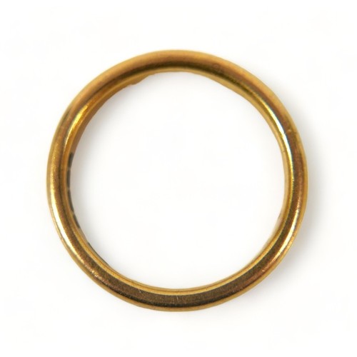 252 - A 22ct yellow gold band, 2.5 mm wide, size L, 4.3g.