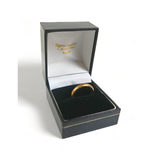 252 - A 22ct yellow gold band, 2.5 mm wide, size L, 4.3g.