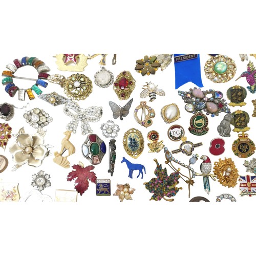 171 - A collection of mixed costume jewellery, includes beaded necklaces, brooches, pin badges, rings, wri... 