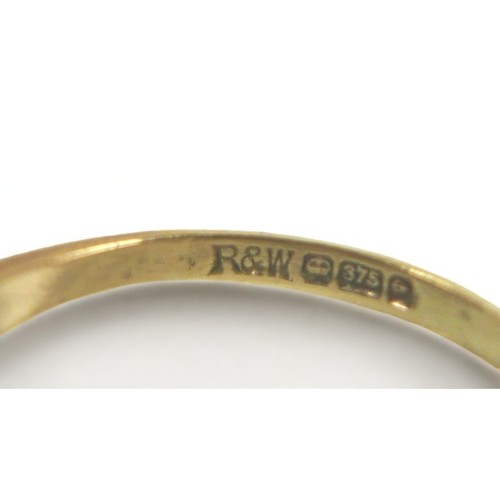 165 - A 9ct yellow gold ring, Size N, 3.5 g.