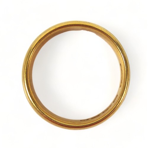 331 - A 22ct gold band, size M, 8g.