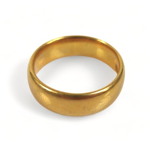 331 - A 22ct gold band, size M, 8g.