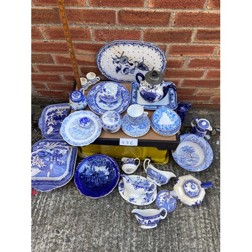 476 - A quantity of various blue and white china items