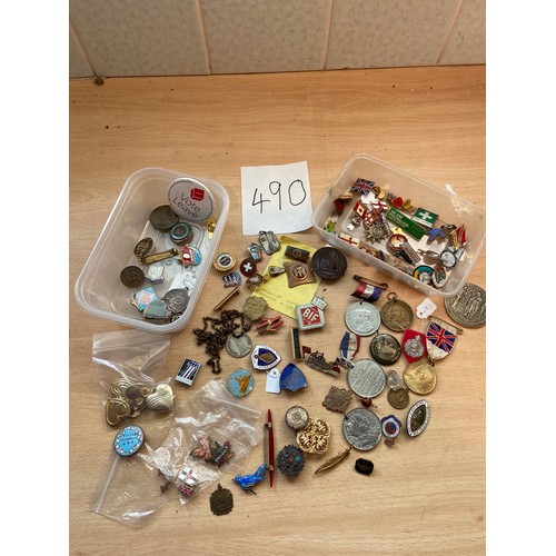 490 - Collection of badges, pins etc