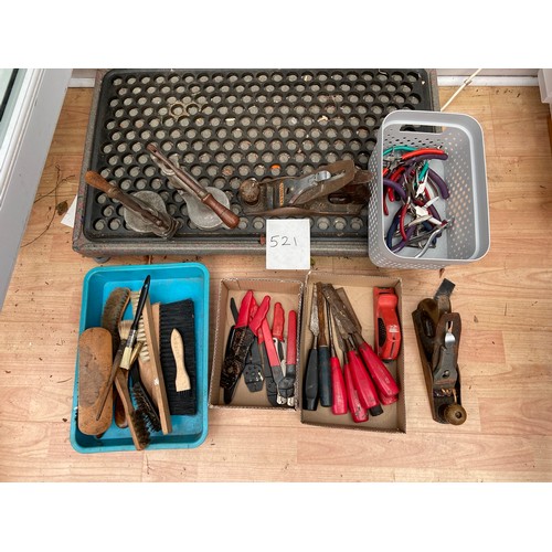 521 - Planes, chisel, plyers, brushes and other tools