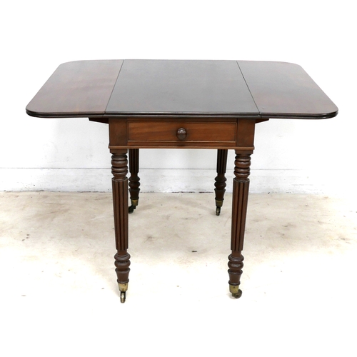 652 - An early Victorian mahogany Pembroke table, with drop leaves, single drawer, turned and reeded legs ... 