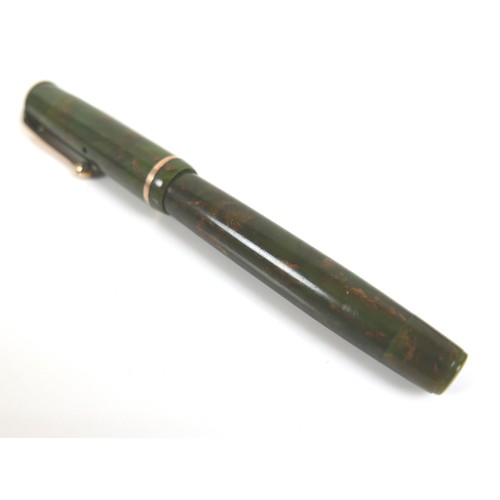 152 - A Parker Moderne fountain pen, green and brown marble effect with gilt metal mounts, nib marked 'Par... 