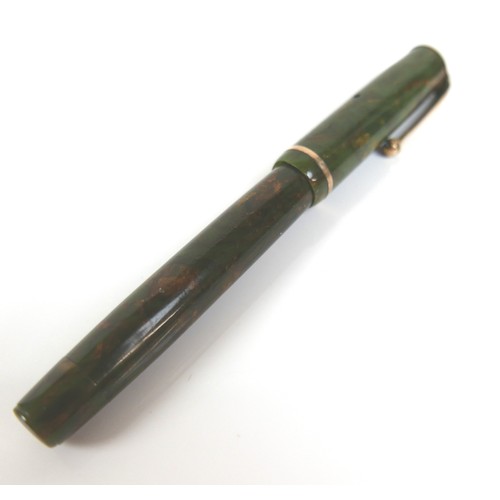 152 - A Parker Moderne fountain pen, green and brown marble effect with gilt metal mounts, nib marked 'Par... 