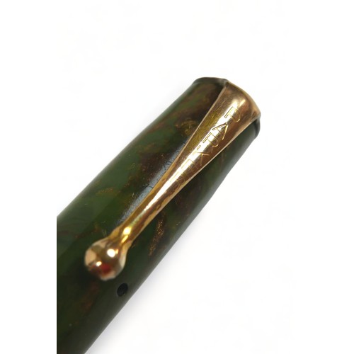 152 - A Parker Moderne fountain pen, green and brown marble effect with gilt metal mounts, nib marked 'Par... 