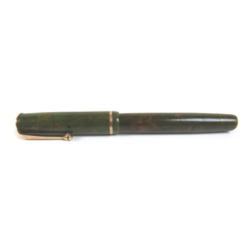 152 - A Parker Moderne fountain pen, green and brown marble effect with gilt metal mounts, nib marked 'Par... 