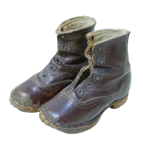 118 - A pair of 19th century children's hobnail boots, in dark brown leather. (2)