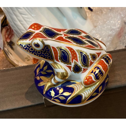 66 - A collection of ceramic items, including a Royal Crown Derby porcelain frog, Mason’s Mandalay bowl, ... 