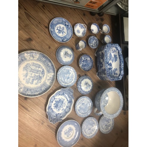 104 - A collection of over thirty pieces of 19th century Copeland & Garrett blue and white wares, includin... 