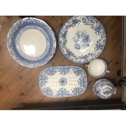 104 - A collection of over thirty pieces of 19th century Copeland & Garrett blue and white wares, includin... 