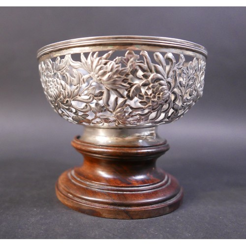 65 - A Chinese silver bowl, circa 1900, by Luenwo, Shanghai, Canton, decorated with a pierced design of c... 