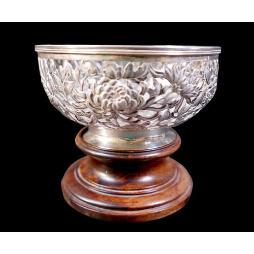 65 - A Chinese silver bowl, circa 1900, by Luenwo, Shanghai, Canton, decorated with a pierced design of c... 