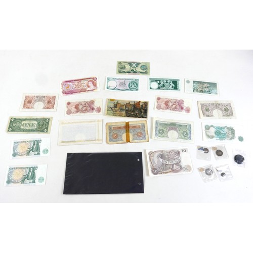 73 - A group of notes and coins, comprising a white £5 note Beale Chief Cashier, 043 010527, dated 15th S... 