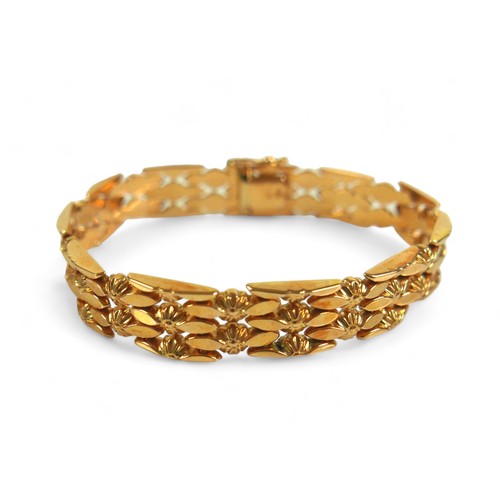 228 - An 18ct yellow gold bracelet, with oval lozenge and flowerhead detailing, 1.0 by 19.0cm, 20.8g, in g... 