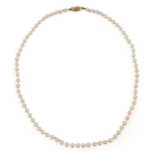 120 - A pearl necklace, with 9ct gold clasp, single string of individually knotted evenly sized pearls, ea... 