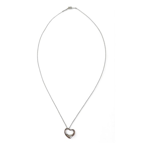 211 - A Tiffany & Co 950 platinum Peretti heart pendant and chain, total 5.4g, 45cm chain.