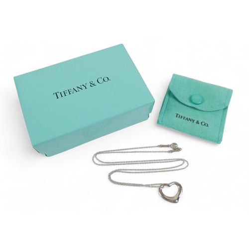 211 - A Tiffany & Co 950 platinum Peretti heart pendant and chain, total 5.4g, 45cm chain.