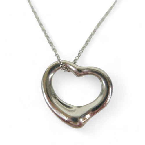 211 - A Tiffany & Co 950 platinum Peretti heart pendant and chain, total 5.4g, 45cm chain.