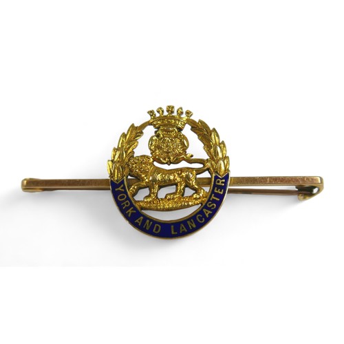 179 - A 15ct yellow gold and enamel sweetheart brooch, York and Lancaster, 48 by 7 by 21mm, 5g.