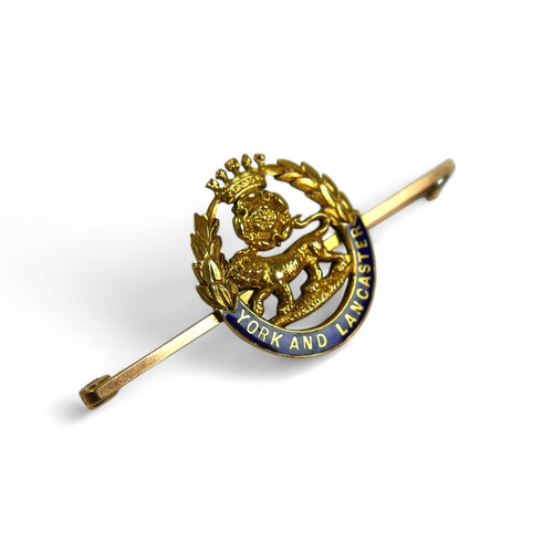 179 - A 15ct yellow gold and enamel sweetheart brooch, York and Lancaster, 48 by 7 by 21mm, 5g.