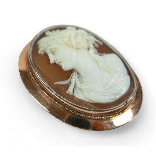 143 - A 9ct yellow gold cameo brooch, gross weight 13.2 grams, 42 by 13 by 53mm. Cracks to cameo.