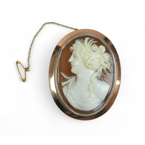 143 - A 9ct yellow gold cameo brooch, gross weight 13.2 grams, 42 by 13 by 53mm. Cracks to cameo.