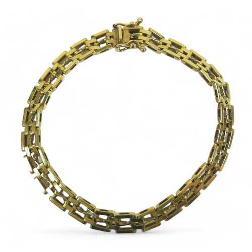 153 - A three-bar gate 9ct gold bracelet, the central link with twist detail, 17cm long, 9.1g.