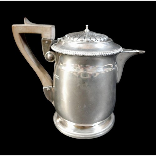 15 - A George V silver coffee pot, Peter Henderson Deere, London 1909, 637g / 20.4toz, 21 by 11 by 17cm h... 