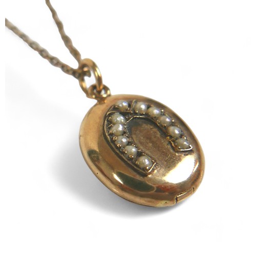 79 - A group of 9ct gold jewellery, comprising a horseshoe locket necklace, with seed pearls, chain lengt... 