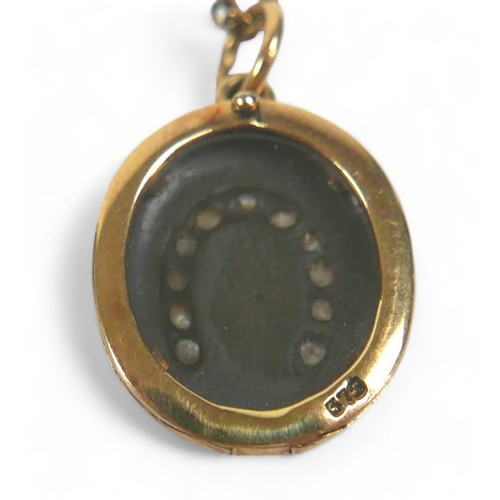 79 - A group of 9ct gold jewellery, comprising a horseshoe locket necklace, with seed pearls, chain lengt... 