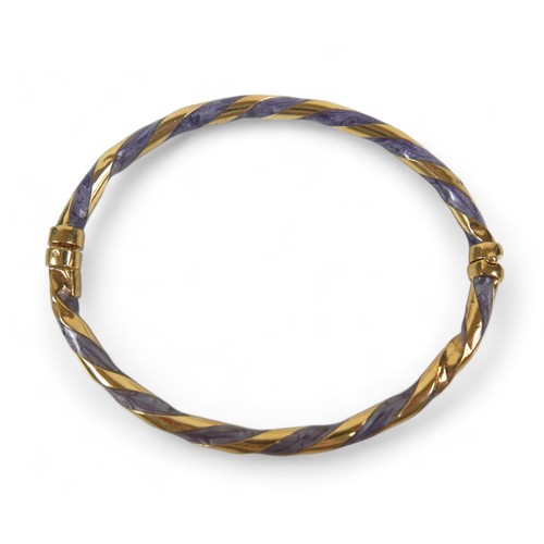 62 - An Italian 18ct yellow gold and enamel hinged bangle, in twisted design, 4mm wide, interior measurem... 