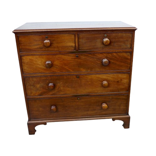 560 - A George III mahogany chest of drawers, two short over three long drawers with turned knobs and cock... 