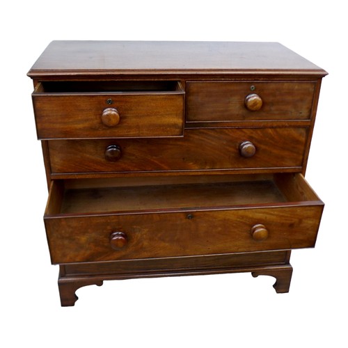 560 - A George III mahogany chest of drawers, two short over three long drawers with turned knobs and cock... 