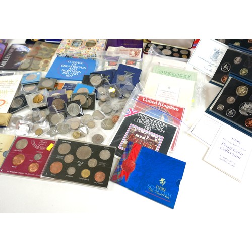 121 - A collection of UK coin sets, commemorative coins and assorted coins, and others, including two 1986... 