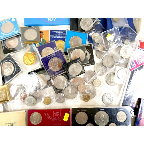 121 - A collection of UK coin sets, commemorative coins and assorted coins, and others, including two 1986... 