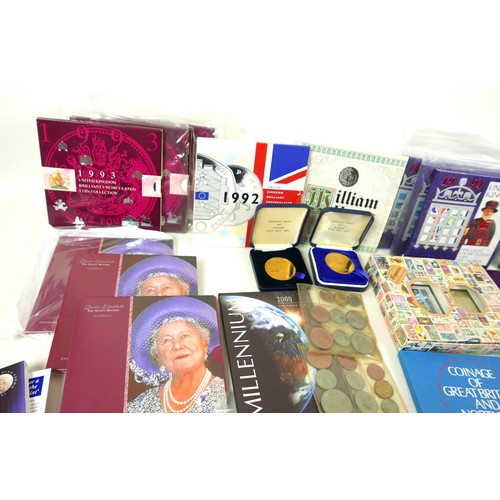 121 - A collection of UK coin sets, commemorative coins and assorted coins, and others, including two 1986... 