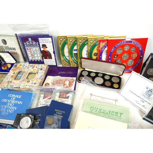 121 - A collection of UK coin sets, commemorative coins and assorted coins, and others, including two 1986... 