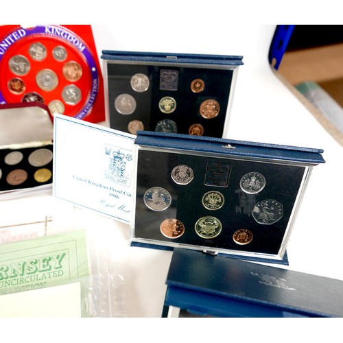 121 - A collection of UK coin sets, commemorative coins and assorted coins, and others, including two 1986... 